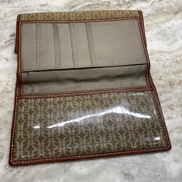 Tan fabric fossil wallet with fossil F logo and print it on fabric. - Picture 4 of 6